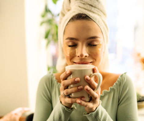 Sebepéče v domácím vzdělávání začíná u malých radostí jako je chvilka klidu s kávou a knihou bez dětí.